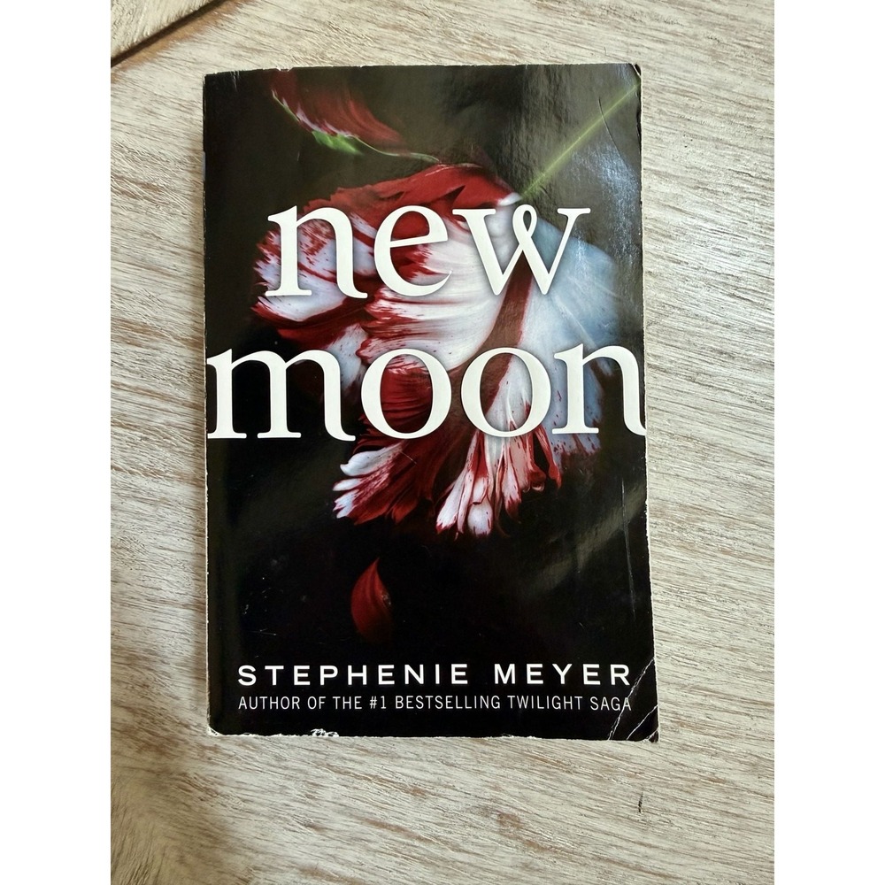 New Moon (The Twilight Saga, Book 2) by Stephenie Meyer